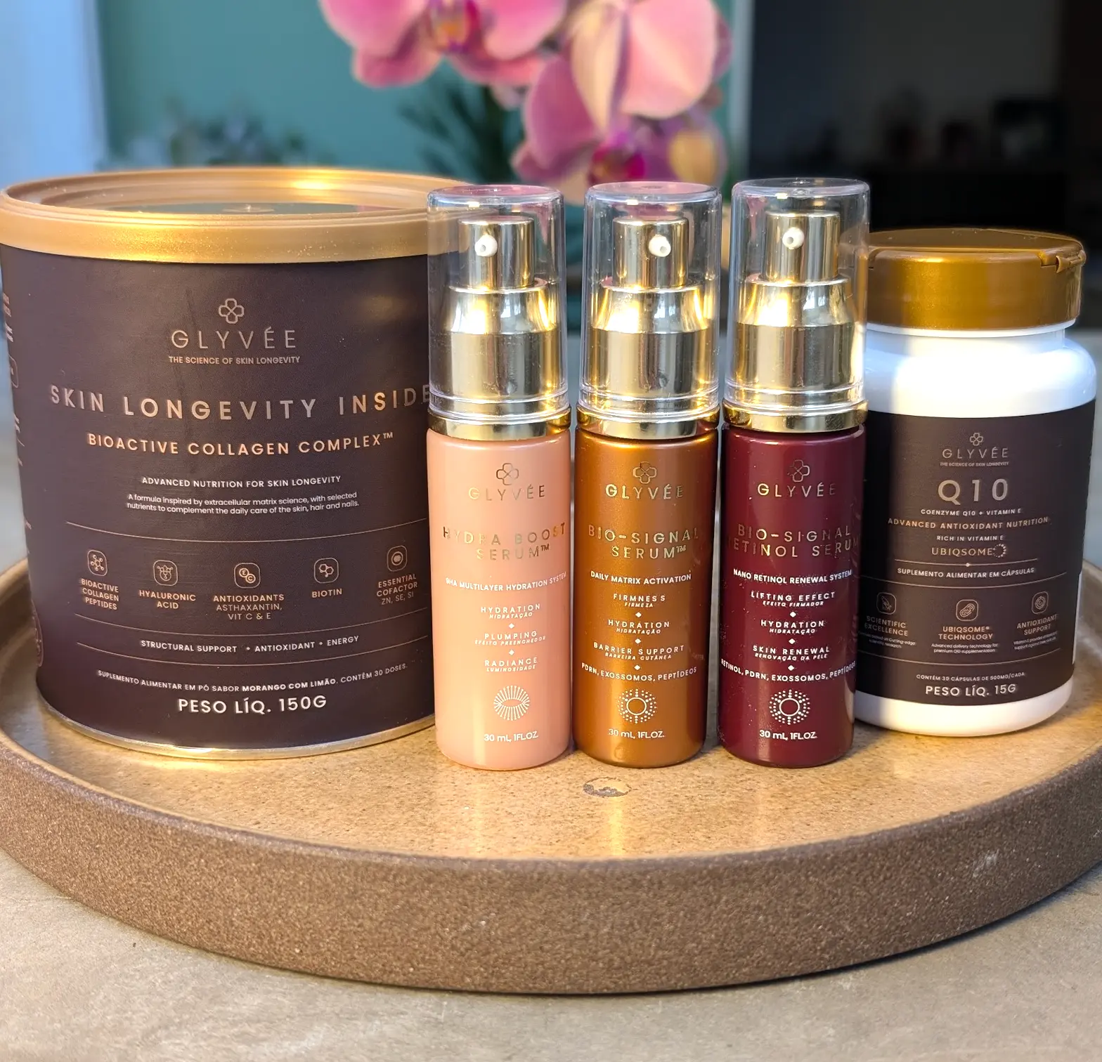 Os cinco produtos do protocolo Glyvée: três séruns, Skin Longevity Inside e Q10