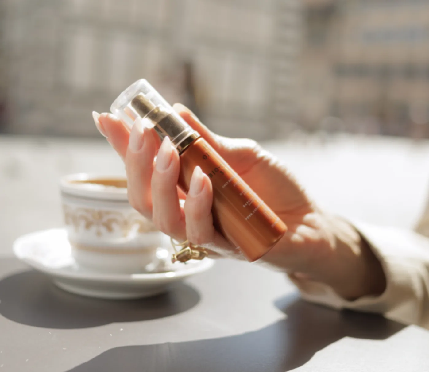 Sérum Glyvée na mão durante uma pausa para o café
