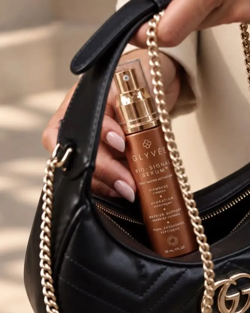 Bio-Signal Serum guardado em uma bolsa preta com corrente dourada