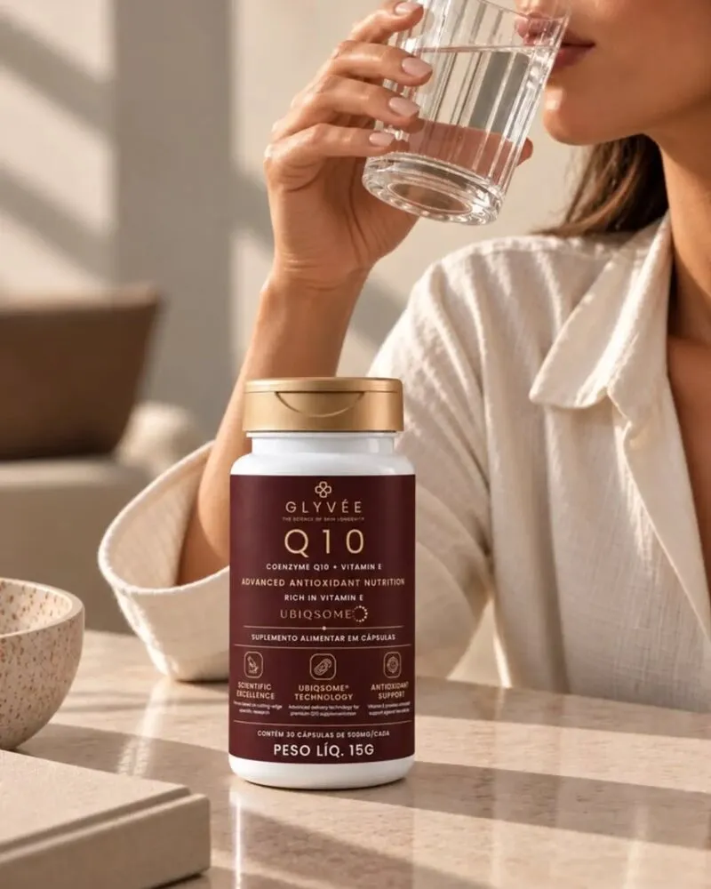 Mulher bebendo água ao lado do frasco Glyvée Q10