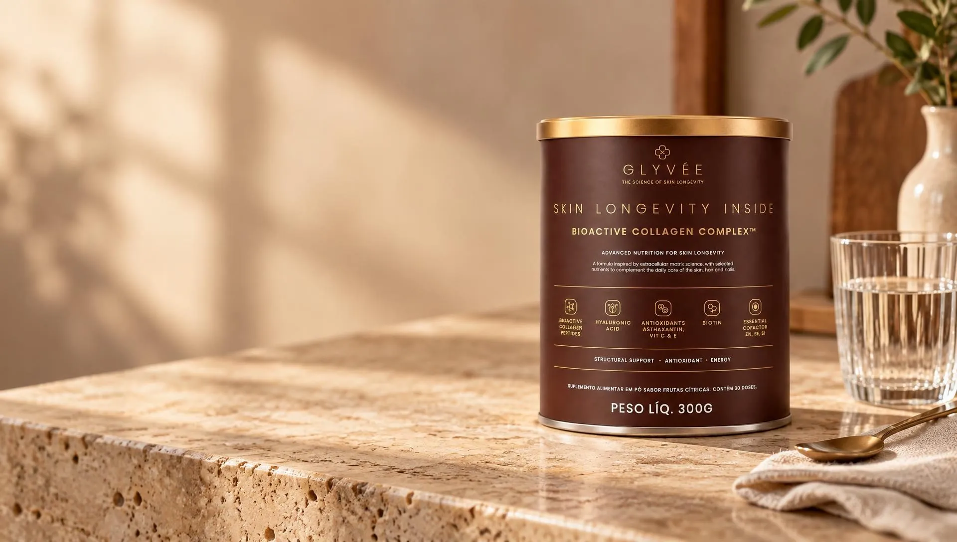 Lata do suplemento Glyvée Skin Longevity Inside sobre bancada de pedra com luz da manhã